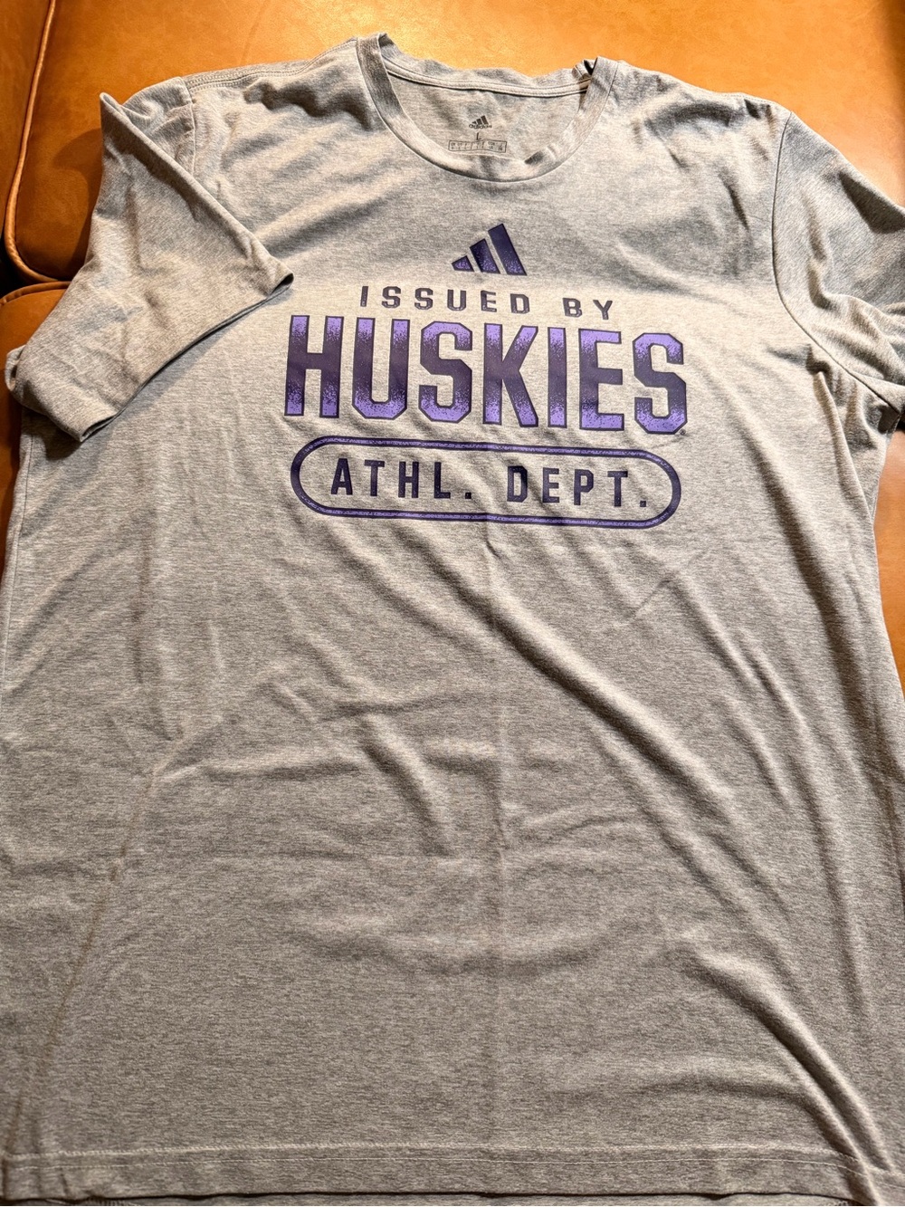 adidas Men’s Gray Short Sleeve Washington Huskies Graphic Tee with Purple Print